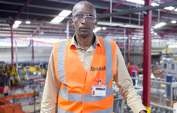 Pierre NIYOYANDEMYE, chef d’équipe de production sur une ligne d’embouteillage